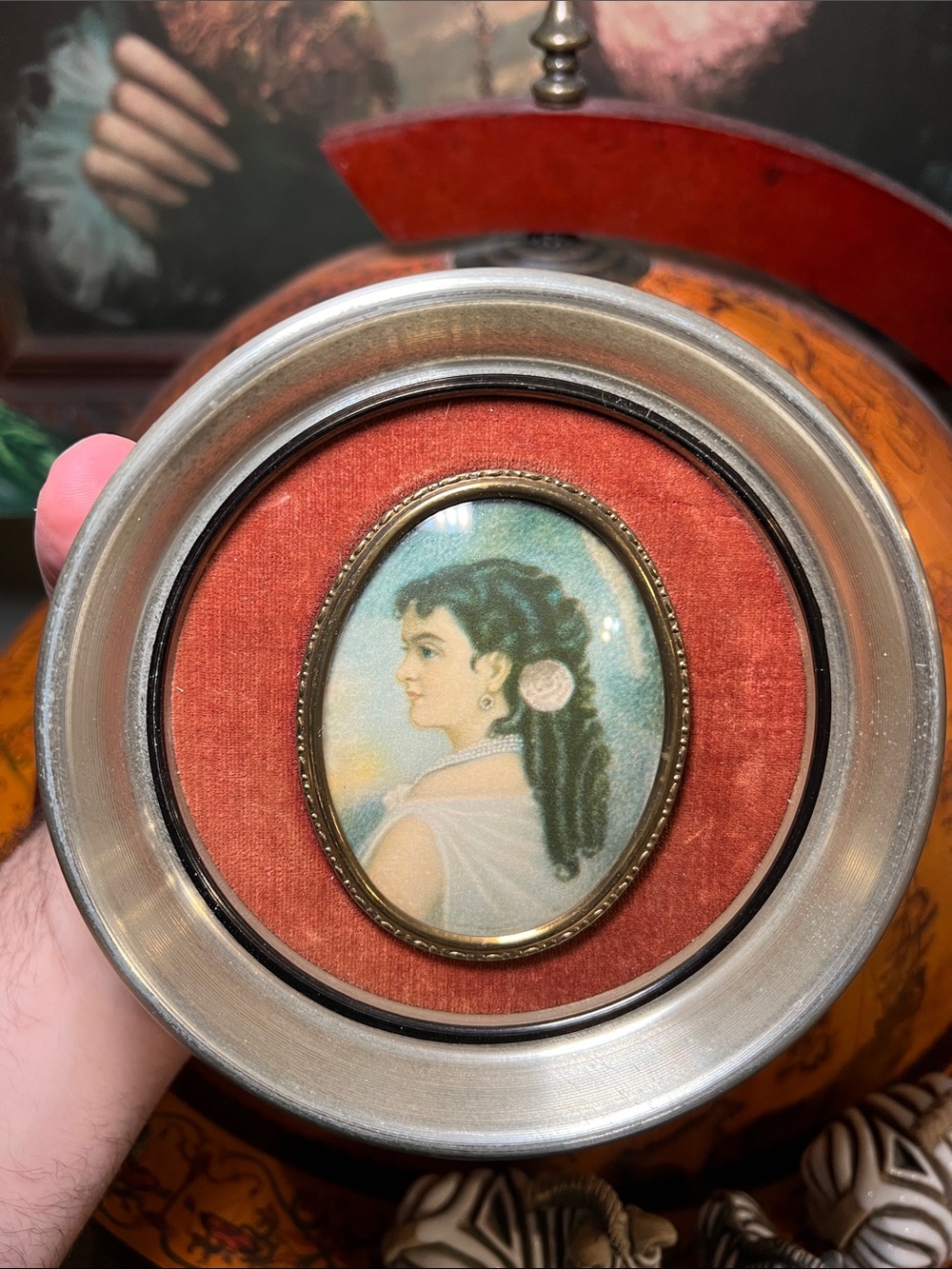 VTG Cameo Creations Madame Adelina Patti Portrait Velvet Round Framed Wall Art